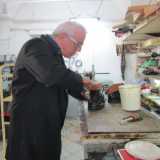 All�interno incontriamo Rocco: sta forgiando un paio di stivaletti
